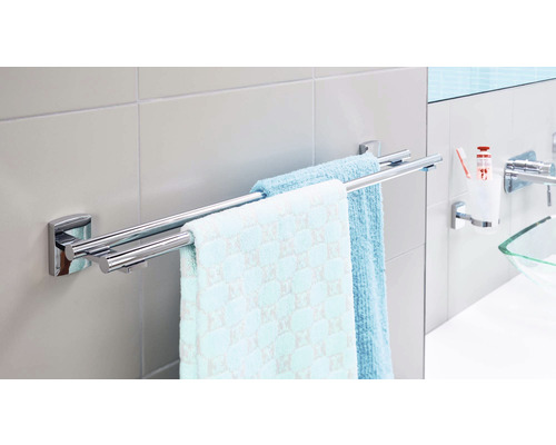 Porte-serviettes double avec serviettes dans la salle de bain