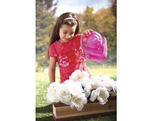 Mädchen giesst Blumen mit einer Giesskanne in Schneckenform