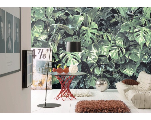 Salon avec papier peint à feuilles botaniques, lampadaire et table