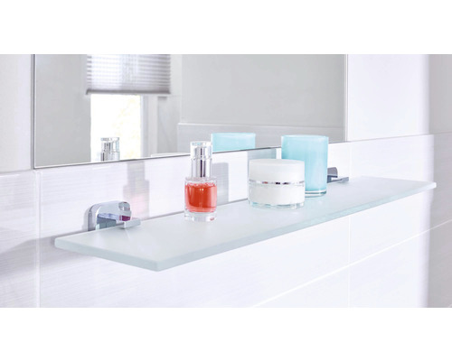 Badezimmerregal aus Glas mit Chromhalterung an einer gefliesten Wand