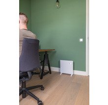 Bureau avec bureau, chaise de bureau et chauffage blanc