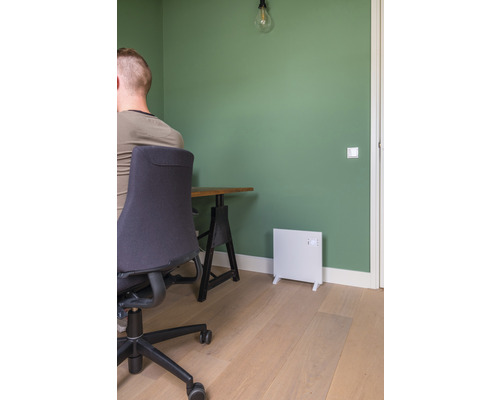 Büro mit Schreibtisch, Bürostuhl und weißem Heizgerät