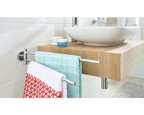 Modernes Badezimmer mit Waschtisch, Handtuchhalter aus Metall und Handtüchern.