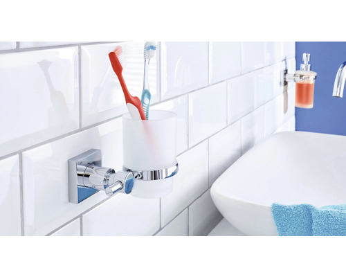 Wandmontierter Zahnputzbecherhalter mit zwei Zahnbürsten im Badezimmer.