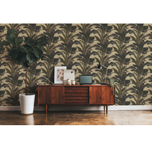 Szene mit gemusterten Tapeten, einem Sideboard aus Holz, Zimmerpflanzen und einem Schreibtisch mit einem Laptop.