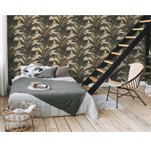 Schlafzimmer mit floral gemusterter Tapete, Bett, Leiter und Stuhl