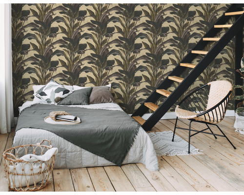 Chambre à coucher avec papier peint à motifs floraux, lit, échelle et chaise