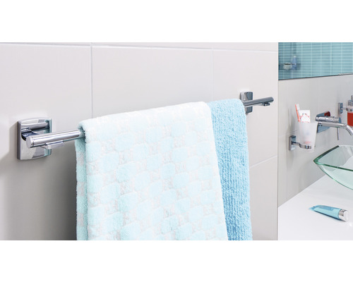 Porte-serviettes en métal avec deux serviettes dans la salle de bain