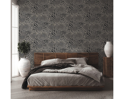 Schlafzimmer mit Bett und Tapete mit Blättermuster