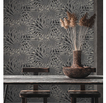 Espace de vie décoratif avec papier peint à motifs, table en bois et vase de fleurs