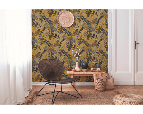 Wohnraum mit gemusterter Tapete, Sessel und dekorativen Accessoires für ein gemütliches Ambiente.