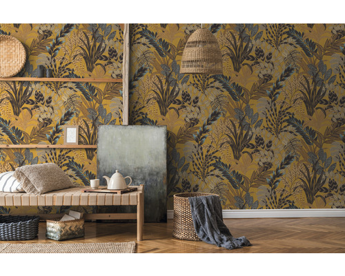 Wohnraum mit gemusterter Tapete, Sitzbank und Dekorationen für ein gemütliches Ambiente.