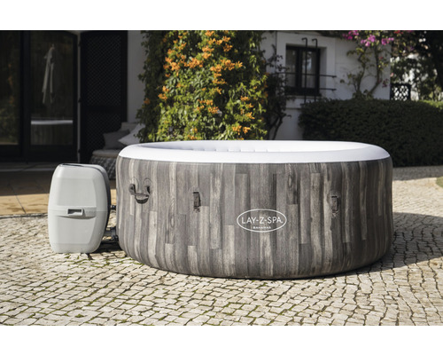 Lay-Z-Spa Bahamas auf der Terrasse mit Pumpe