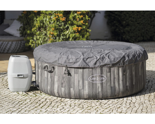 Abgedeckter Lay-Z-Spa Whirlpool mit Pumpe im Aussenbereich