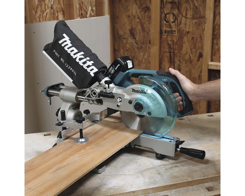 Makita Kapp- und Gehrungssäge im Einsatz beim Schneiden eines Holzstücks.