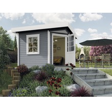Jardin avec cabanon de jardin gris, portes ouvertes, barbecue et coin salon