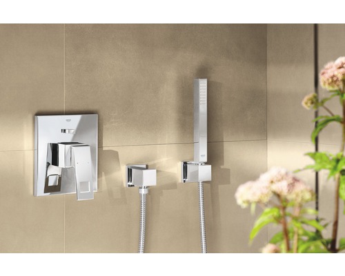 Grohe Armatur und Handbrause mit Brauseschlauch im Badezimmer.