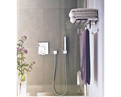 Salle de bain moderne avec porte-serviettes, douche et robinetterie