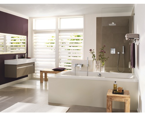 Badezimmer mit Badewanne, Waschtisch, Bank und Dusche