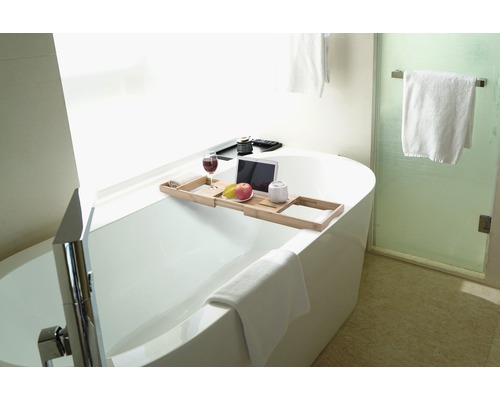 Salle de bains avec baignoire et plateau de baignoire en bambou avec boisson, tablette et fruits