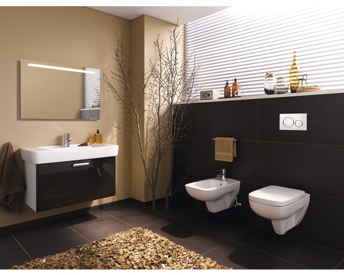Salle de bain moderne avec meuble-lavabo, miroir, bidet et toilettes