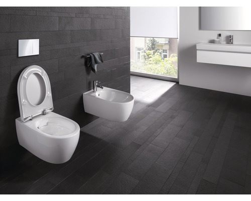 Salle de bains avec WC suspendu, bidet et lavabo