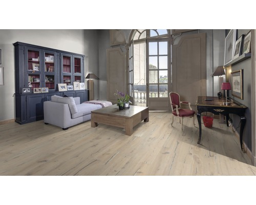 Wohnzimmer mit Sofa, Tisch, Schrank und hellem Holzboden