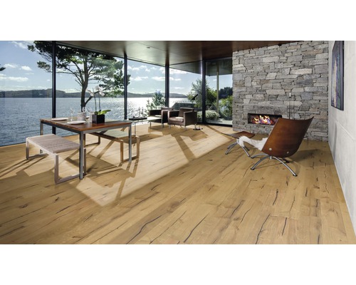 Salon avec plancher en bois, table à manger, bancs, fauteuils et cheminée