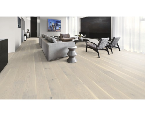 Heller Holzboden in einem Wohnzimmer mit Möbeln