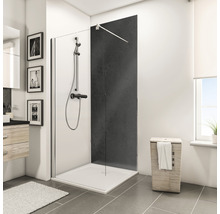 Salle de bain avec cabine de douche, lavabo, panier à linge et fenêtre.