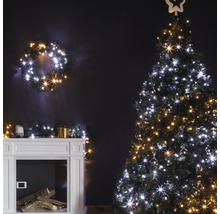Décoration de Noël avec arbre illuminé, couronne et cheminée