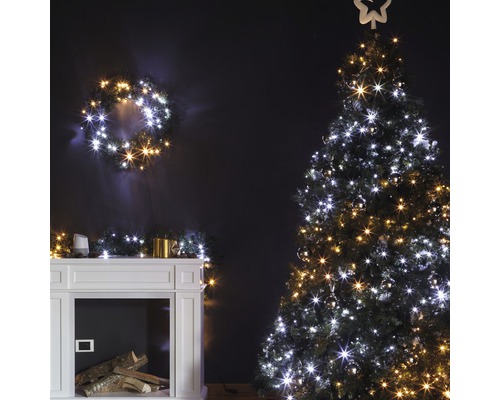 Décoration de Noël avec arbre illuminé, couronne et cheminée