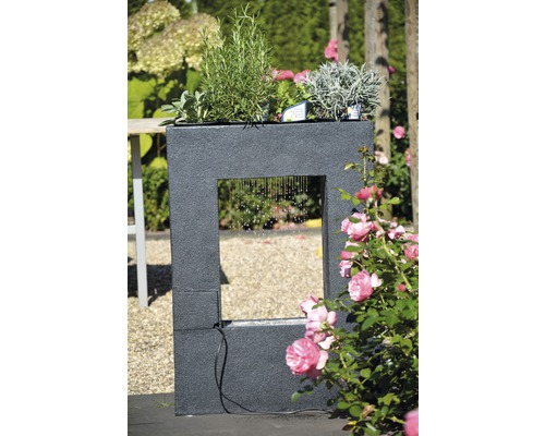 Gartenbrunnen mit Wasserspiel und Bepflanzung