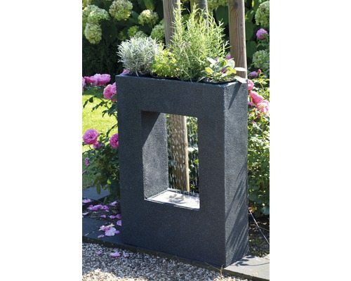 Dekorativer Pflanzkasten mit Wasserspiel im Garten