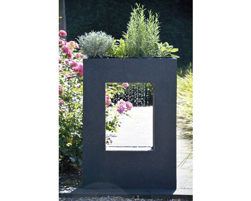 Gartenbrunnen mit Pflanzkasten und Wasserspiel