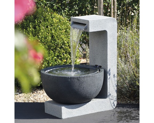 Fontaine de jardin en pierre avec cours d''eau à l''extérieur