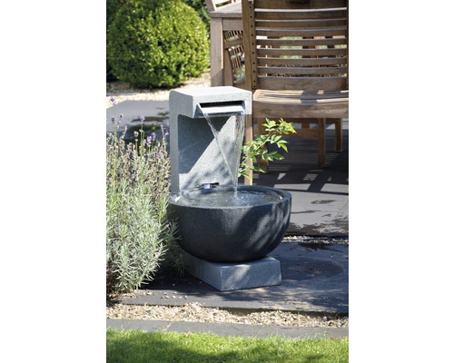 Jardin avec fontaine cascade et coin salon