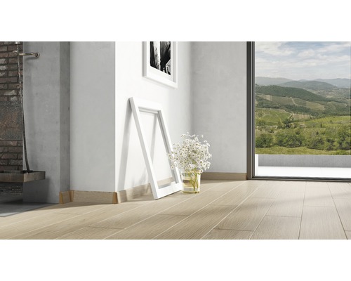 Heller Raum mit Holzfußboden, Zierleisten, Bilderrahmen und Blumen