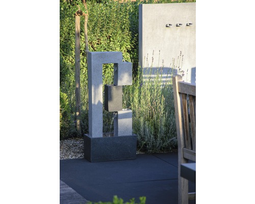 Dekorative Gartenszene mit einem stilvollen Brunnen aus Stein.