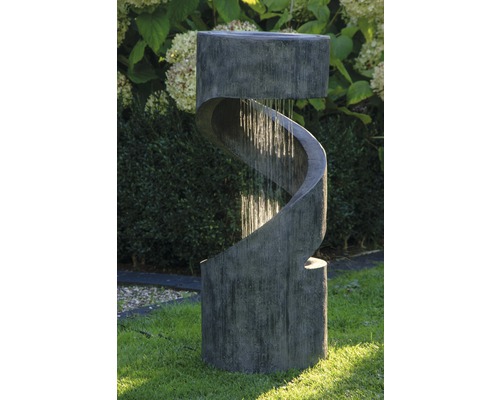 Gartenbrunnen mit spiralförmigem Design auf Rasen