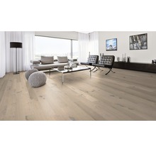 Heller Holzboden in einem modern eingerichteten Wohnzimmer mit Sofa, Sesseln und großem Fenster.