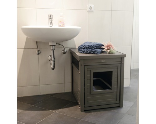 Meuble pour chat dans salle de bains avec lavabo