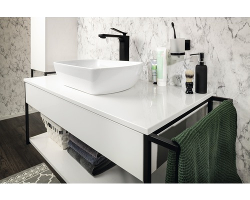 Badezimmer Waschtisch mit weißem Aufsatzwaschbecken, schwarzer Armatur und Handtuchhalter