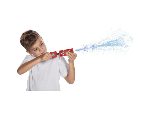 Junge benutzt Wasserpistole