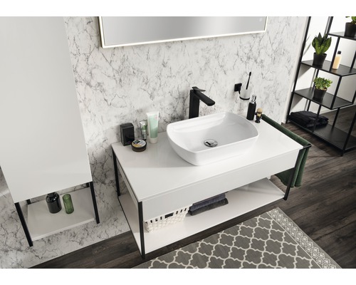 Badezimmer mit Waschbecken, Armatur, Spiegel, Regal und Dekorationen in einem hellen, modernen Stil.