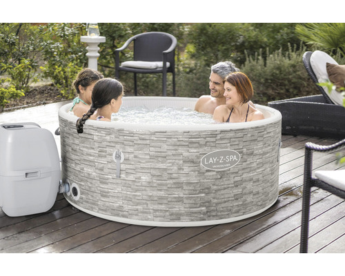 Lay-Z-Spa Vancouver auf einer Terrasse mit Familie im Wasser