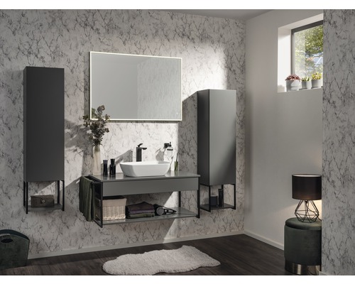 Modernes Badezimmer mit Waschbecken, Spiegel und Stauraum