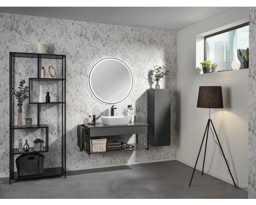 Badezimmer mit Waschtisch, Spiegel, Regal und Stehlampe in modernem Design