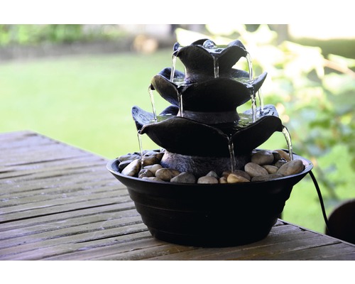 Fontaine d''intérieur décorative avec trois niveaux et pierres dans un bol