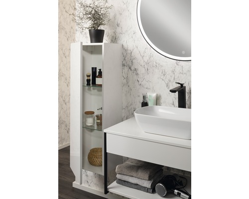 Salle de bains avec lavabo, miroir et armoire de salle de bains ouverte